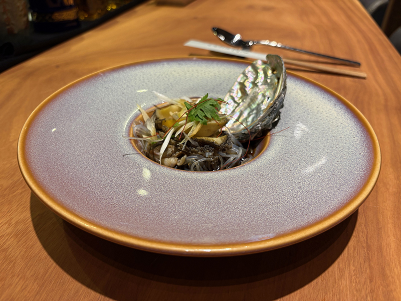 鮑の柔らか蒸し 特製香味醤油｜中華料理 同心